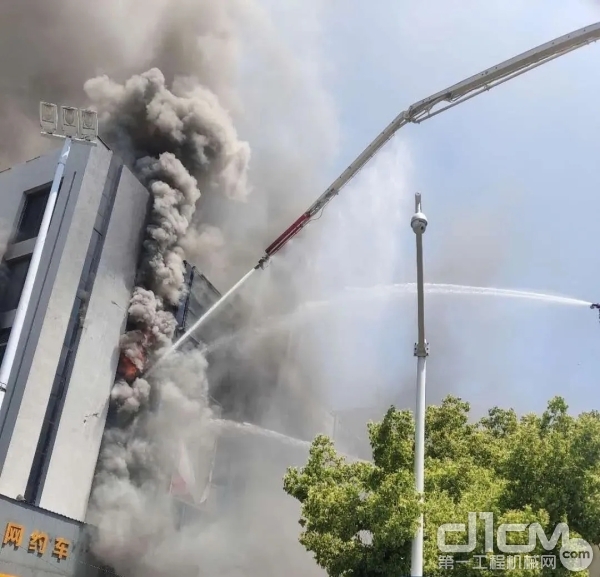 合肥宝业窗帘家纺广场火灾，三一高喷消防车正在进行灭火